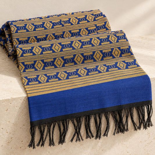 Écharpe Manjak de Luxe bleu roi pliée, motifs jaune doré tissés main sur toute la longueur et franges noires
