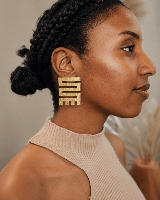 Boucles d'oreilles AYEWA en bronze doré, vue de détail du martelage – Kaolack Créations