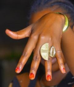 Bague Africaine Cauri et Poids Baoulé en Bronze – Un Chef - d'œuvre Artisanal en bague cauri et poids baoulé artisanal africain - KaolackCreations