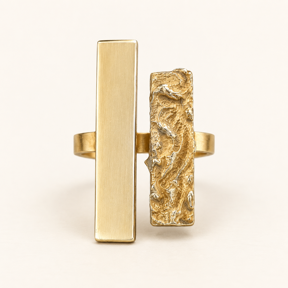 Bague à deux barres en bronze doré, façonnée à la main à Dakar