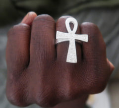 Bague Ankh en argent massif ornée de Medou de protection (100 % made in Africa)