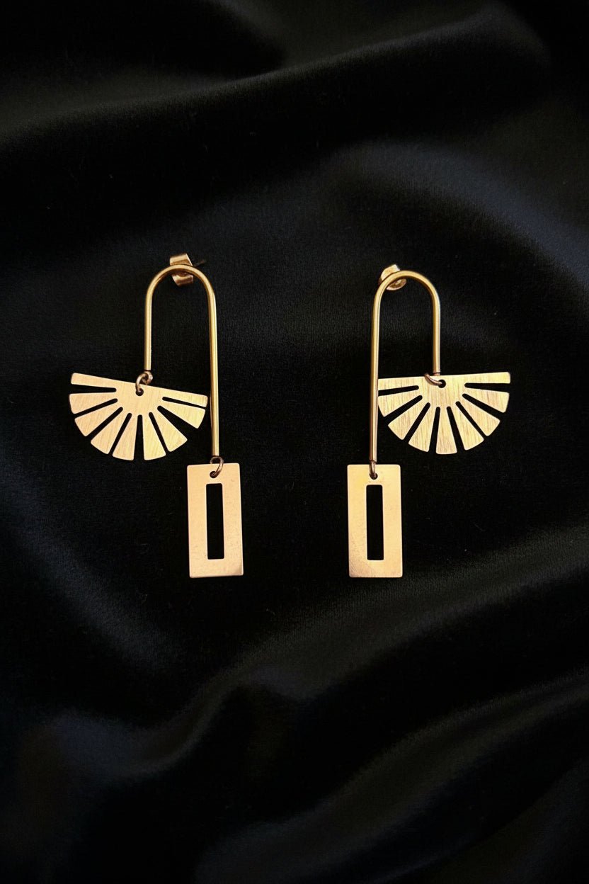Boucles d'oreilles graphiques "Ligne" en acier inoxydable doré — Halo, Nuru, Sira en Boucles d'oreilles artisanal africain - KaolackCreations
