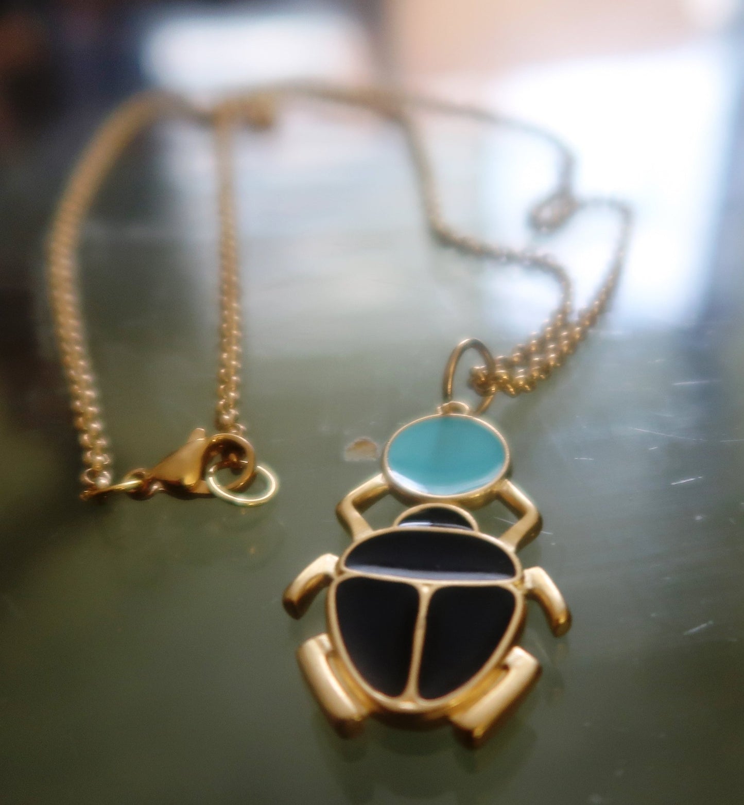 Collier Scarabée Kheper Unisexe en Zamak, Chaîne Fine en Acier Inoxydable Doré | Bijou Résistant et Durable en Collier Scarabée Kheper artisanal africain - KaolackCreations