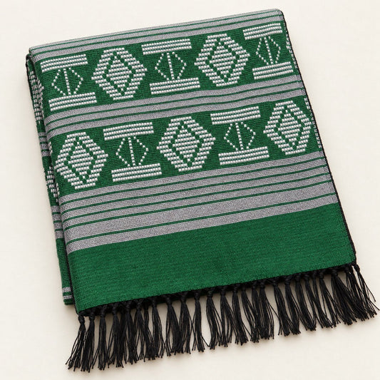 Écharpe Manjak de Luxe verte pliée, motifs blancs tissés main sur toute la longueur et franges noires nouées