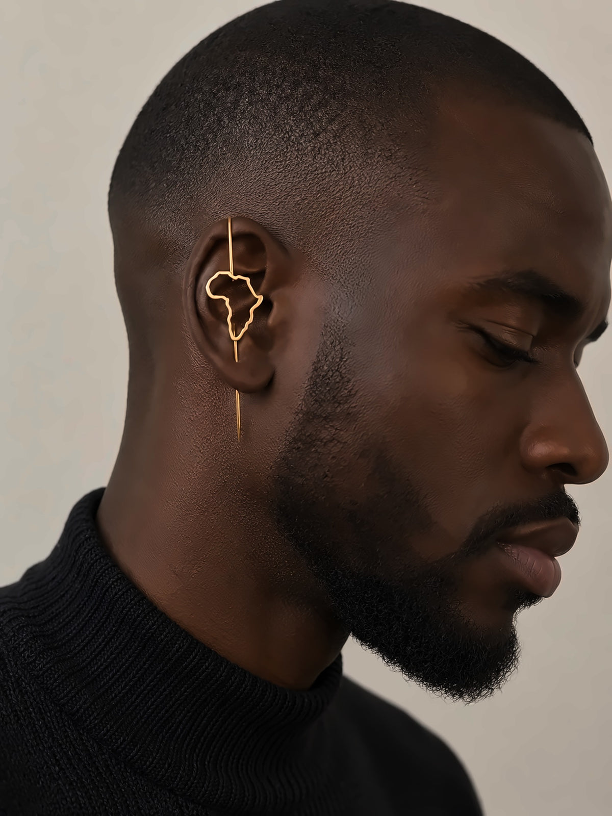 Homme portant la boucle d'oreille traversante Kemet en bronze doré à l'or fin