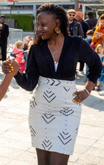 Jupe crayon "KAARTA" en véritable Bogolan tissé du Mali, coloris blanc motifs noirs