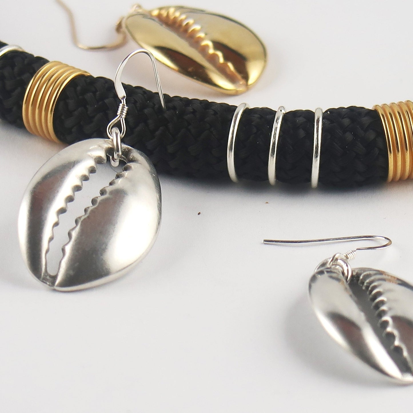 Boucles d'oreilles Cauri - Attaches en Gold Filled 14K ou Argent 925 | Symbolique africaine en Boucles d'oreilles cauri artisanal africain - KaolackCreations