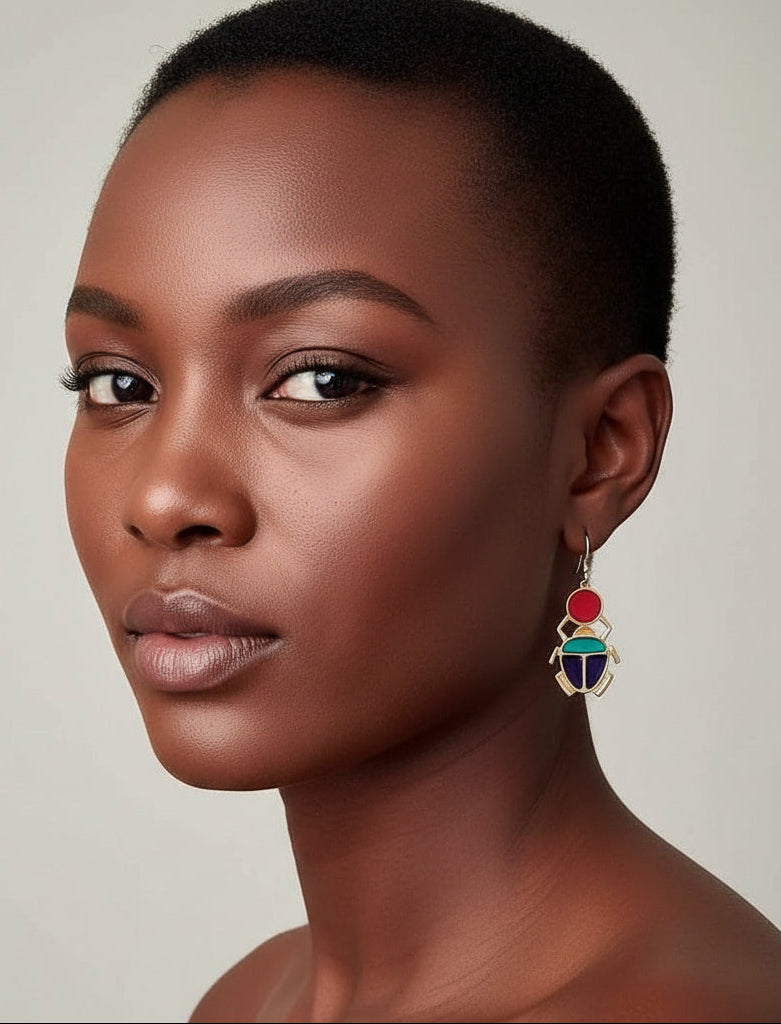 Boucles d'oreilles KHEPER en zamak émaillé, attaches Gold Filled 14K hypoallergéniques — bijou scarabée égyptien artisanal | Kaolack Créations