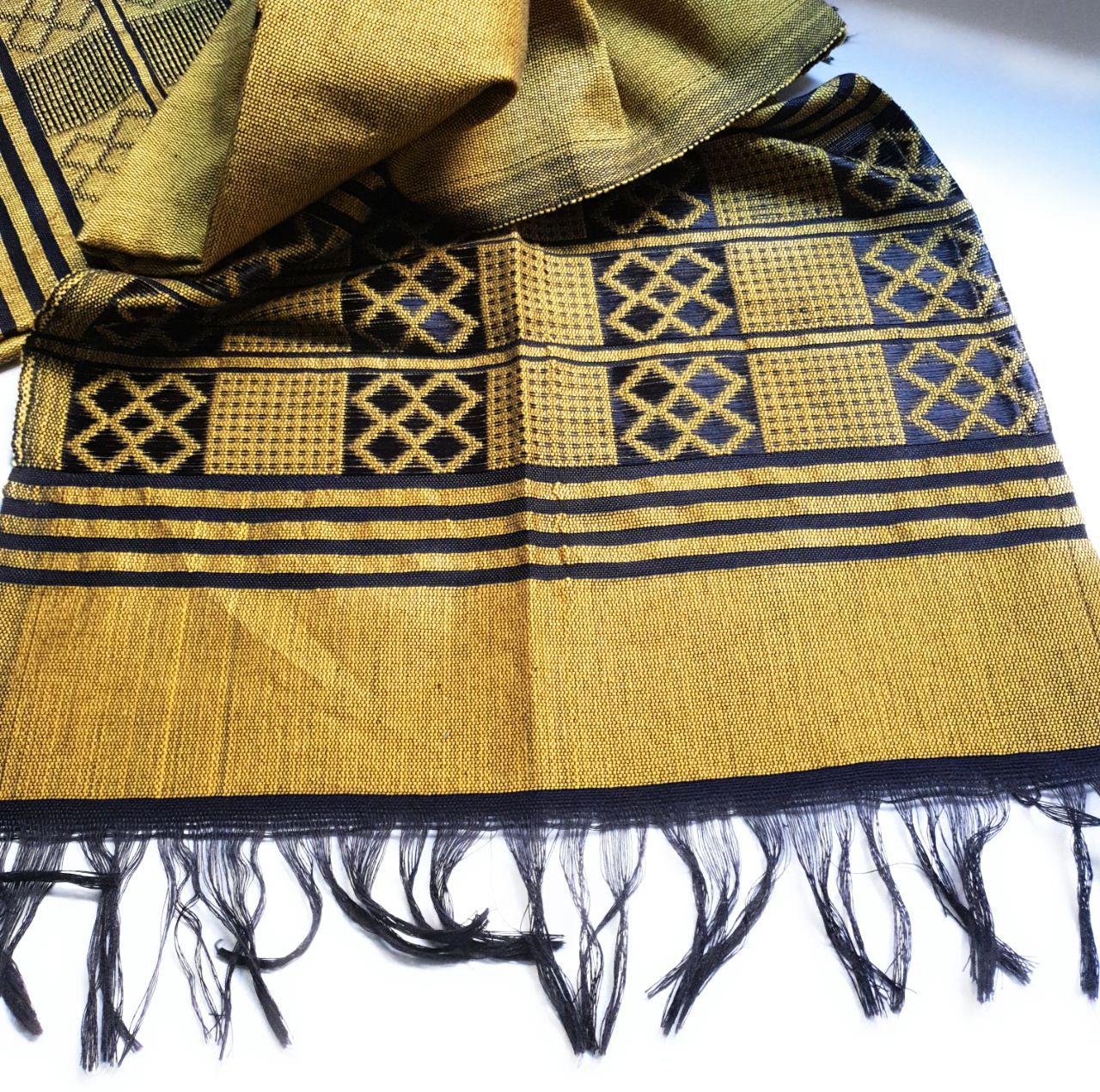 Gros plan sur le tissage serré de l’écharpe Manjak jaune, coton artisanal, motifs noirs KaolackCreations