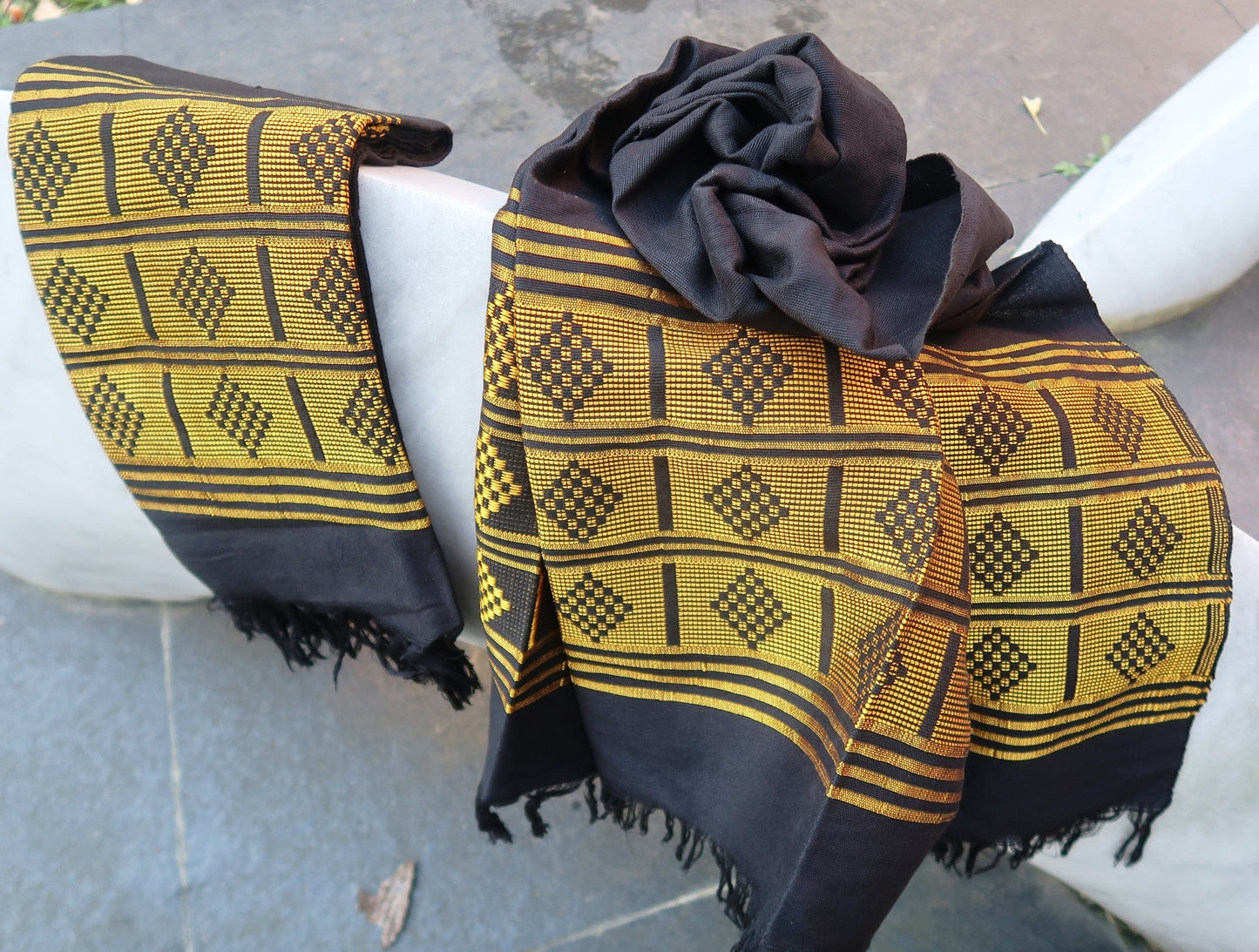 Écharpe en Pagne Tissé Manjak Noir/Doré : Artisanat Africain Authentique en Echarpe en pagne tissé Manjak artisanal africain - KaolackCreations