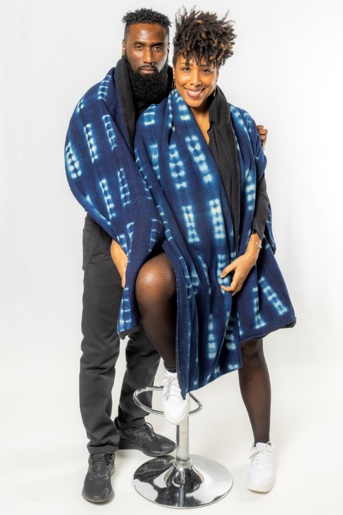 Écharpe indigo mixte, portée par un couple homme et femme