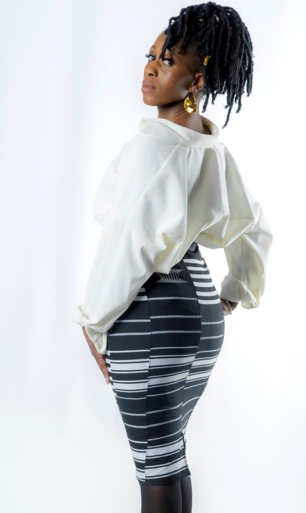 Jupe crayon en Kente Ashanti tissé – Taille haute, noir & blanc – Mode africaine artisanale en Jupe artisanal africain - KaolackCreations