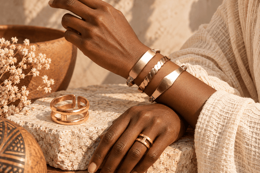 Bracelets et bagues en cuivre artisanaux portés à la main