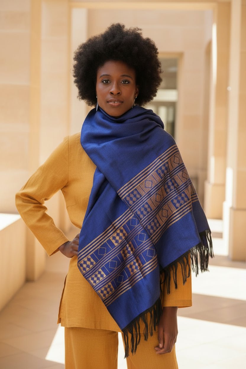 Écharpe en pagne tissé Manjak - Bleu/doré, 100% Made in Africa en echarpe Manjak artisanal africain - KaolackCreations