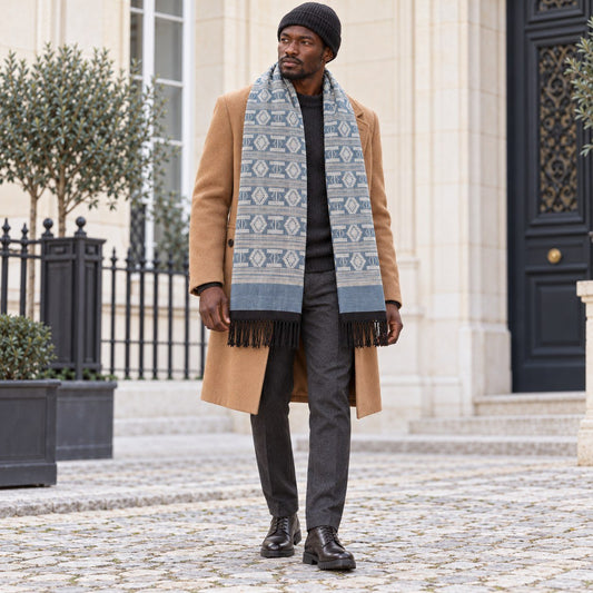 Écharpe-étole Manjak de Luxe bleu jean portée par un homme sur un manteau camel