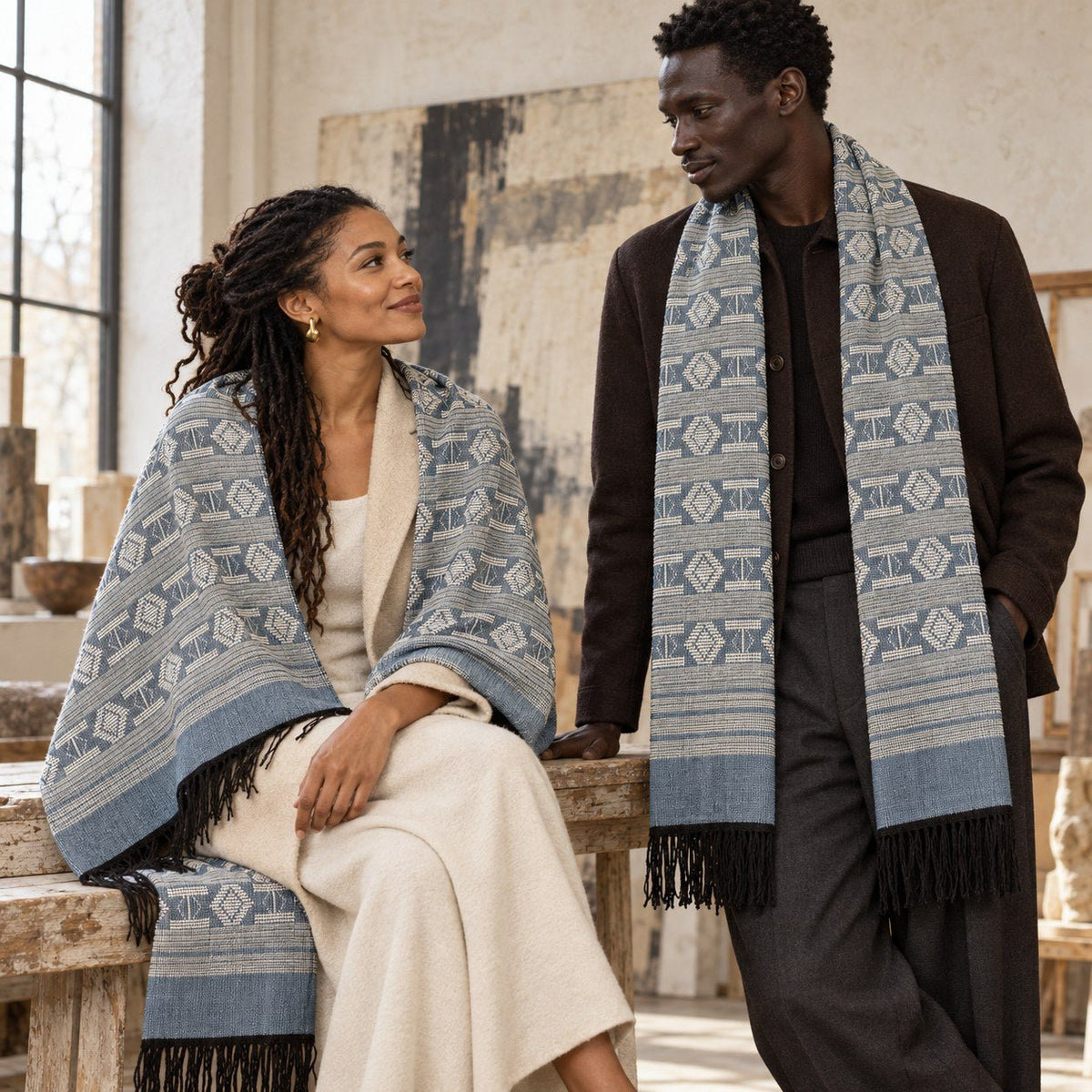 Écharpe-étole Manjak de Luxe bleu jean portée en couple, en châle pour elle et autour du cou pour lui – modèle mixte