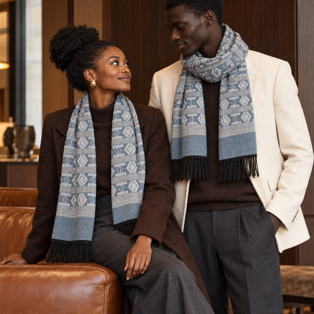 Écharpe Manjak de Luxe bleu jean portée en couple – écharpe mixte homme et femme