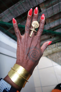 Bracelet manchette Fulani en bronze massif porté par une femme