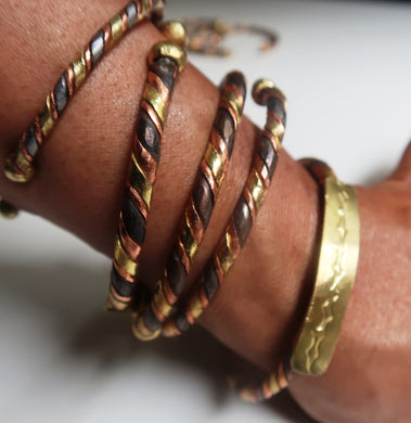 Bracelet Ndiakhass sénégalais en cuivre, porté au poignet – vue 3/4