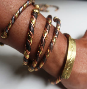 Bracelet Ndiakhass sénégalais en cuivre, porté au poignet – vue 3/4