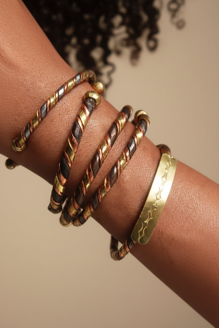 Bracelet africain sénégalais en cuivre, porté au poignet – vue 3/4