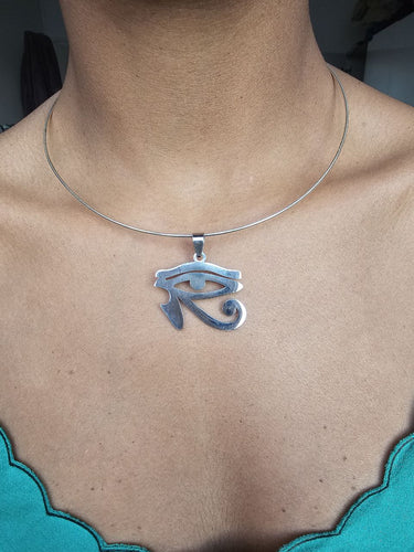 Collier Oudjat – Œil d’Horus en acier inoxydable finition miroir