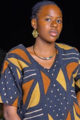 Tunique africaine femme en bogolan portée avec élégance