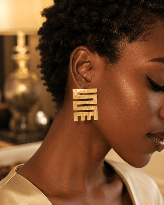 Boucles d'oreilles AYEWA en bronze doré, inspirées du symbole Adinkra Nkyinkyim – Kaolack Créations