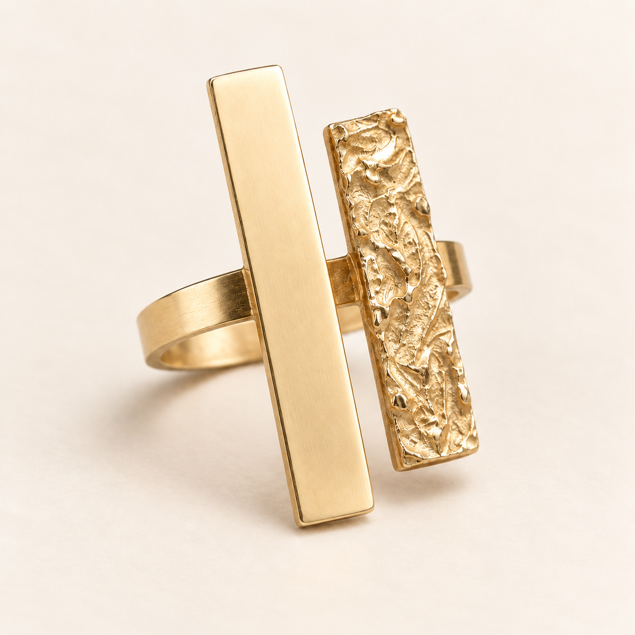 Bague africaine en bronze doré à l'or fin, barre lisse et barre en relief