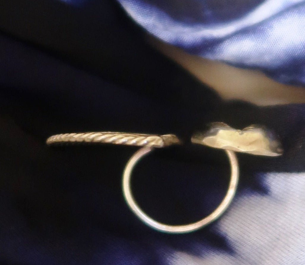 Bague Africaine Cauri et Poids Baoulé en Bronze – Un Chef - d'œuvre Artisanal en bague cauri et poids baoulé artisanal africain - KaolackCreations