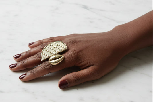 Bague Africaine Cauri et Poids Baoulé en Bronze – Un Chef - d'œuvre Artisanal en bague cauri et poids baoulé artisanal africain - KaolackCreations