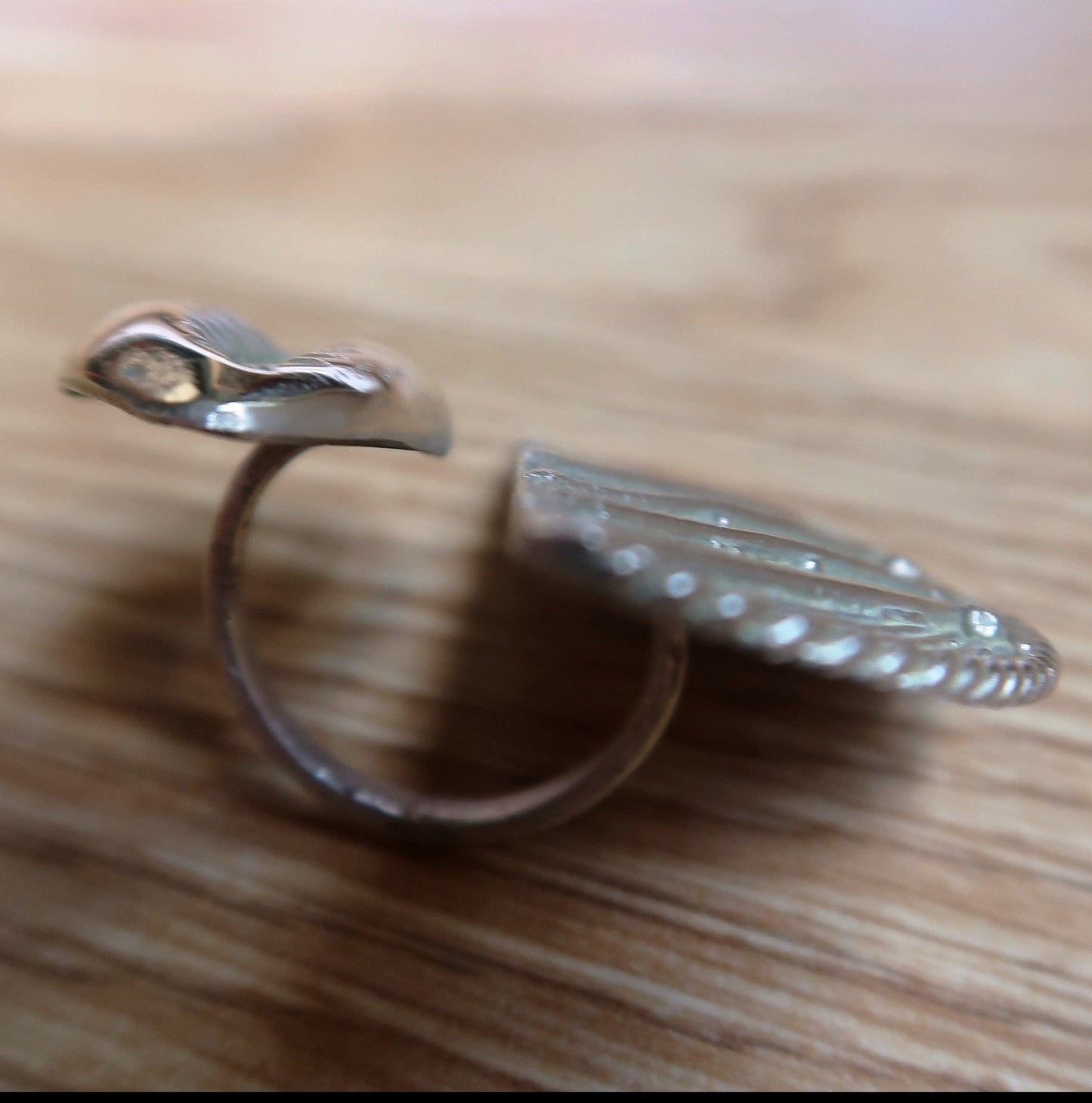 Bague Africaine Cauri et Poids Baoulé en Bronze – Un Chef - d'œuvre Artisanal en bague cauri et poids baoulé artisanal africain - KaolackCreations