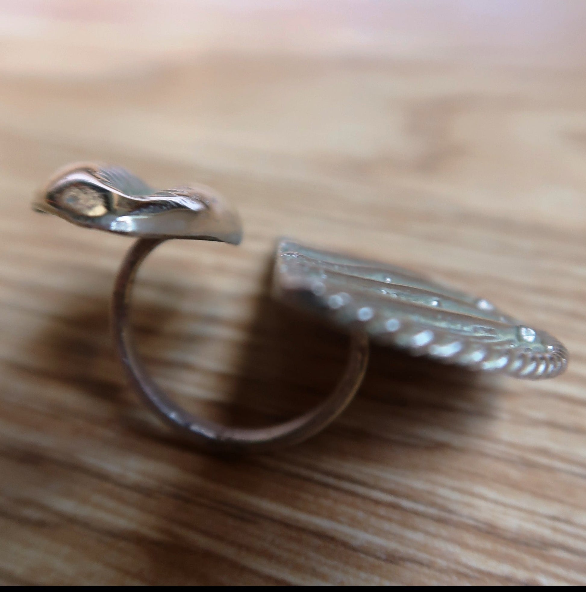 Bague Africaine Cauri et Poids Baoulé en Bronze – Un Chef - d'œuvre Artisanal en bague cauri et poids baoulé artisanal africain - KaolackCreations