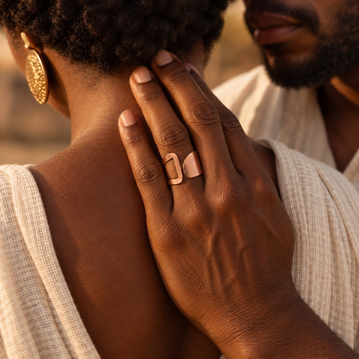 Bague Medji en cuivre portée à la main, lumière de fin de journée