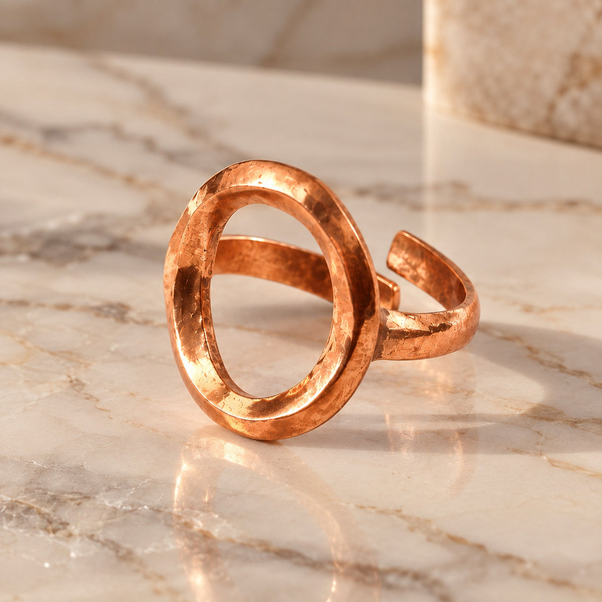 Bague africaine Oshupa en cuivre ajustable, grand cercle ajouré, faite main à Dakar