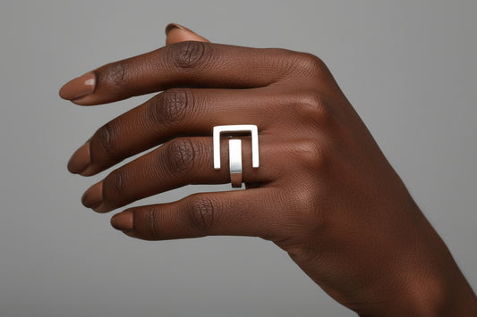 Bague africaine en argent massif Ptah portée par une femme– bijou artisanal Kaolack Créations 