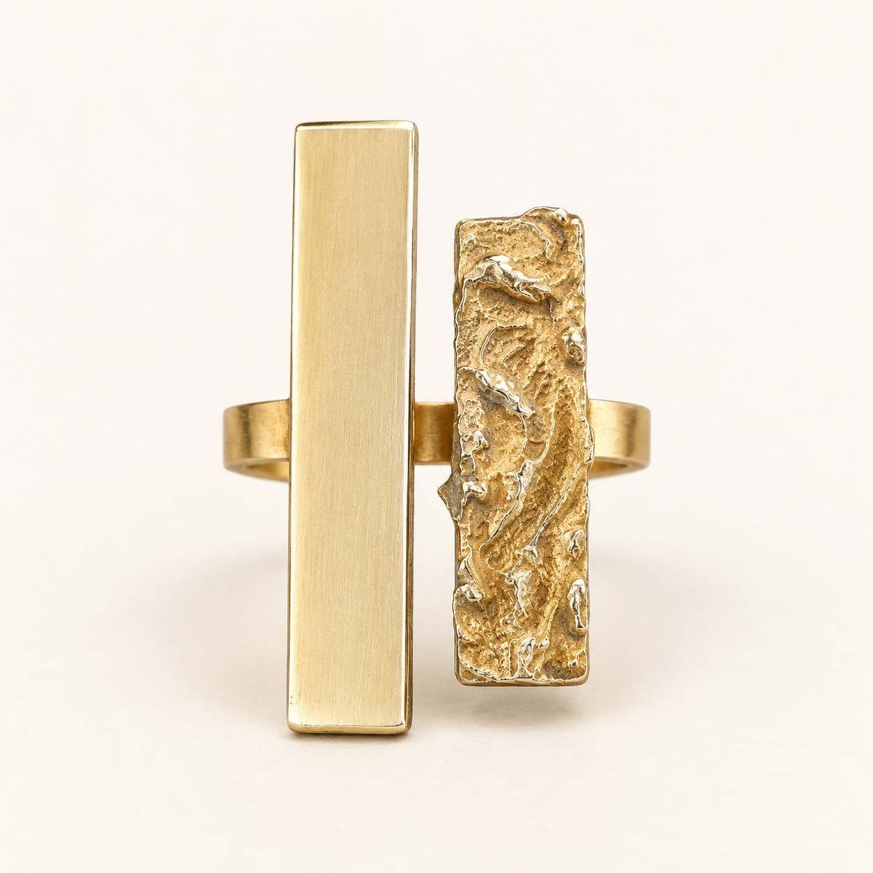 Bague à deux barres en bronze doré, façonnée à la main à Dakar