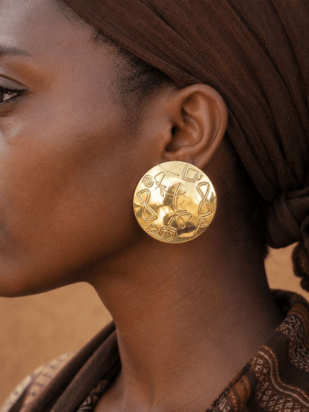 Boucles d'oreilles Bogolan Tila en bronze doré à l'or – bijou africain artisanal fabriqué au Sénégal
