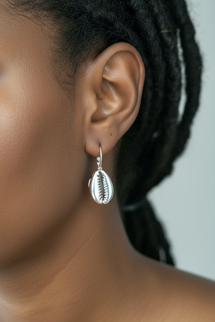 Boucles d’Oreilles Africaines Cauri – Naturel, Doré ou Argenté en Boucles d'oreilles artisanal africain - KaolackCreations