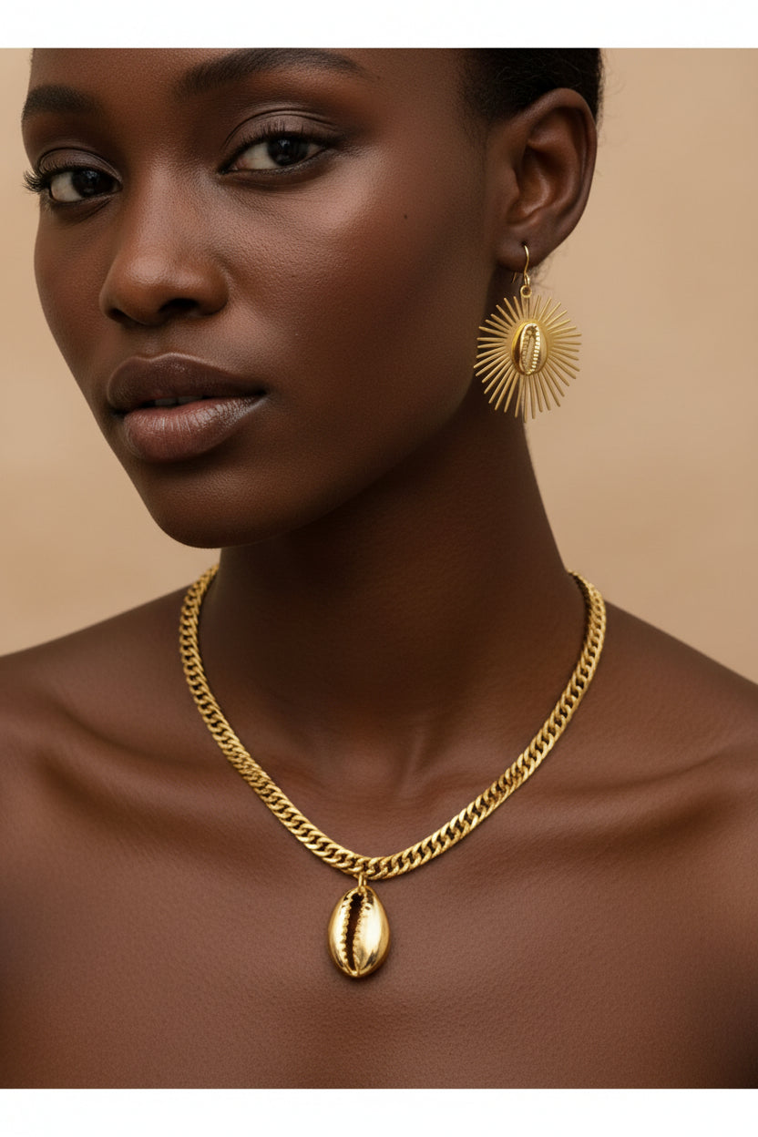 Boucles d'oreilles "Aten Râ" : gold filled, symbole du soleil surmonté d'un cauri en Boucles d'oreilles Aten Râ artisanal africain - KaolackCreations