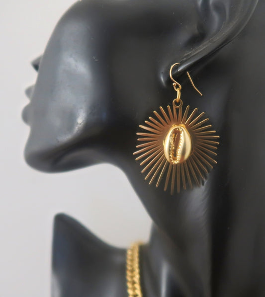 Boucles d'oreilles "Aten Râ" : gold filled, symbole du soleil surmonté d'un cauri en Boucles d'oreilles Aten Râ artisanal africain - KaolackCreations