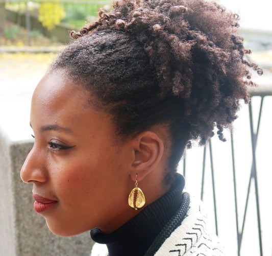 Boucles d'oreilles Cauri - Attaches en Gold Filled 14K ou Argent 925 | Symbolique africaine en Boucles d'oreilles cauri artisanal africain - KaolackCreations