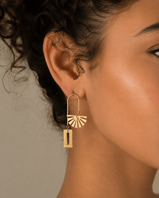 Boucles d'oreilles graphiques "Ligne" en acier inoxydable doré — Halo, Nuru, Sira en Boucles d'oreilles artisanal africain - KaolackCreations