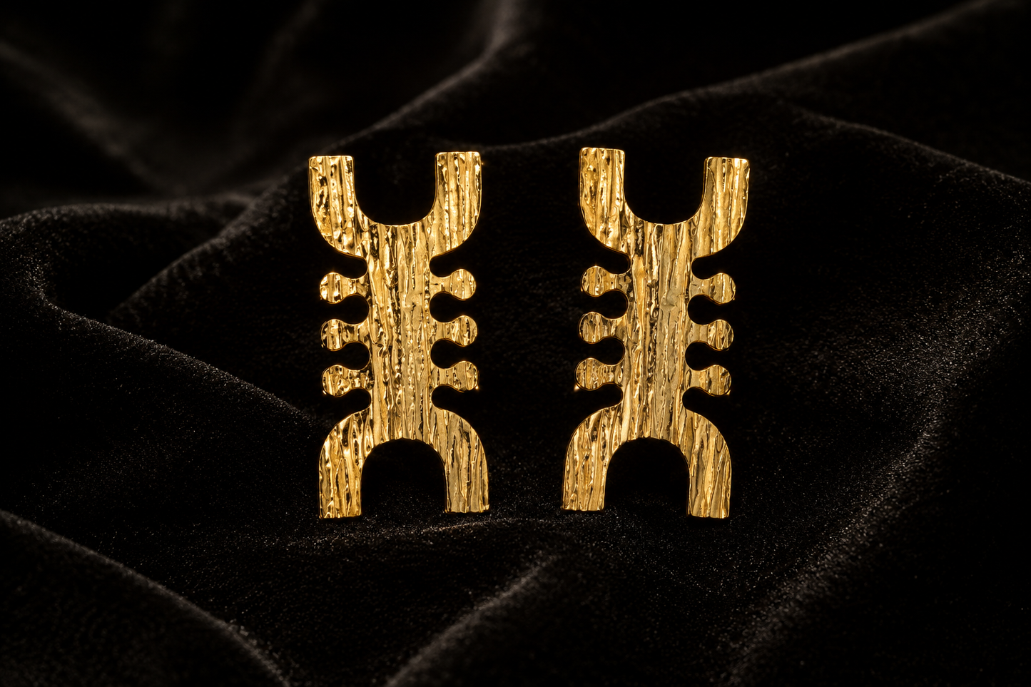 Boucles d’oreilles africaines NIT en bronze doré à l’or sur fond noir – bijou artisanal fabriqué à la main au Sénégal, collection Saafara Kaolack Créations