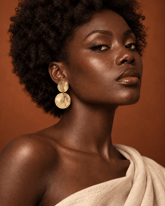 Boucles d'oreilles carrées Djed dorées à l'or fin portées