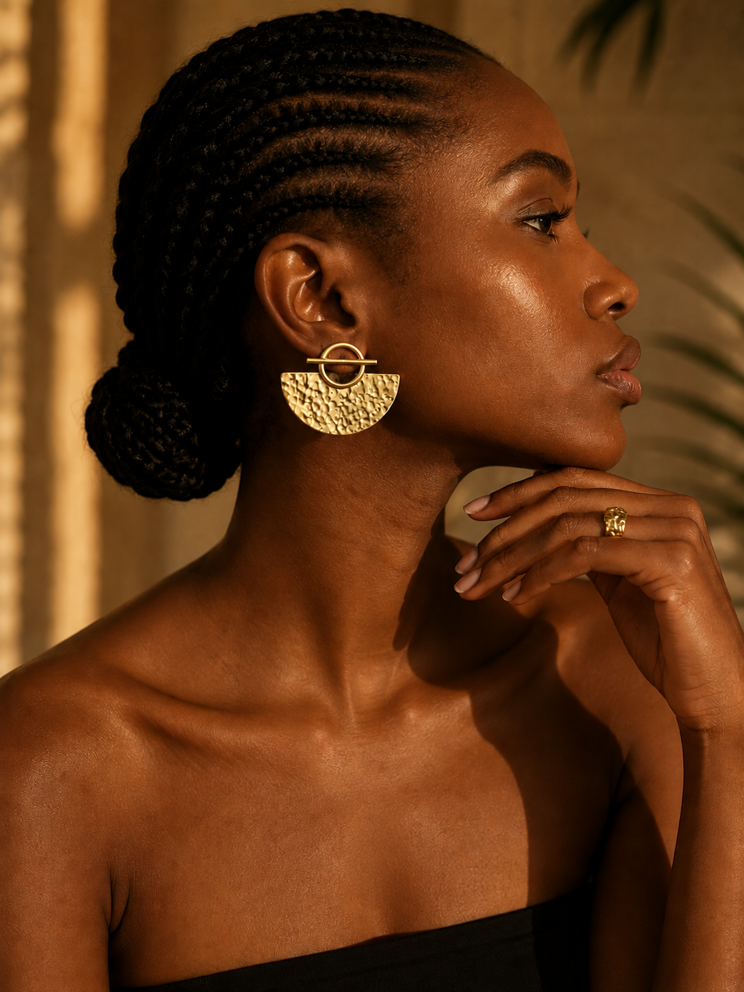 Boucles d’oreilles africaines FOLÓLO en bronze doré portées bijou artisanal fabriqué à la main au Sénégal par Kaolack Créations