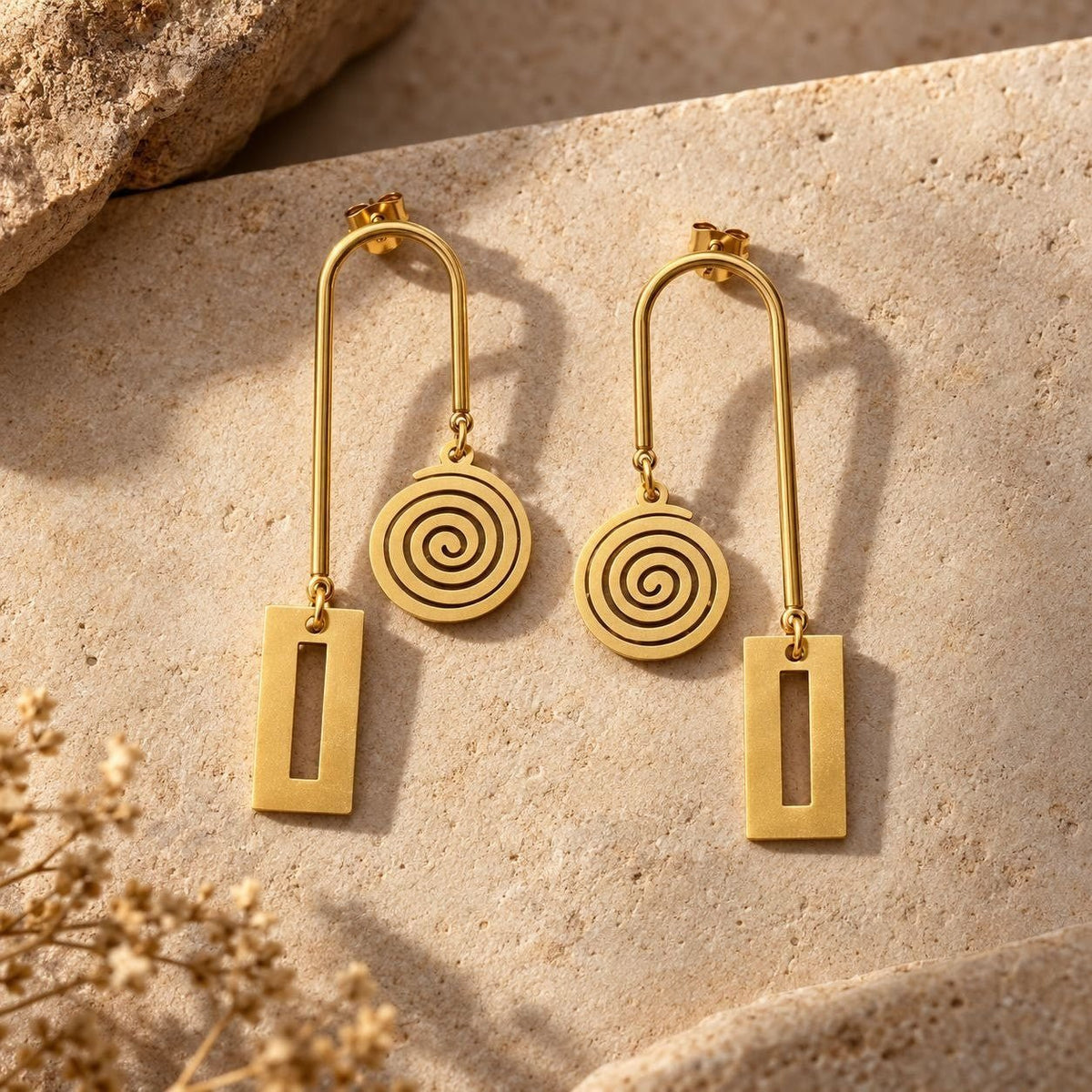 Boucles d'oreilles graphiques Anta de la collection Ligne, en acier inoxydable doré : arceau, spirale ajourée et rectangle évidé – Kaolack Créations