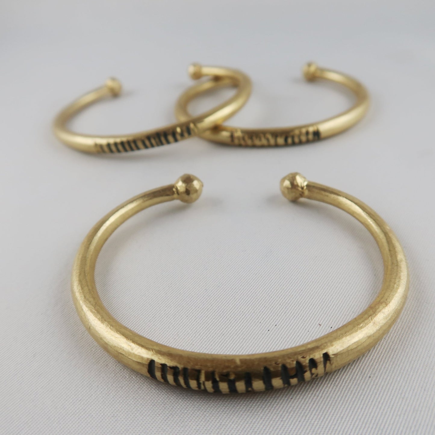 Bracelet africainYama en bronze présenté à plat – bijou africain artisanal en bronze