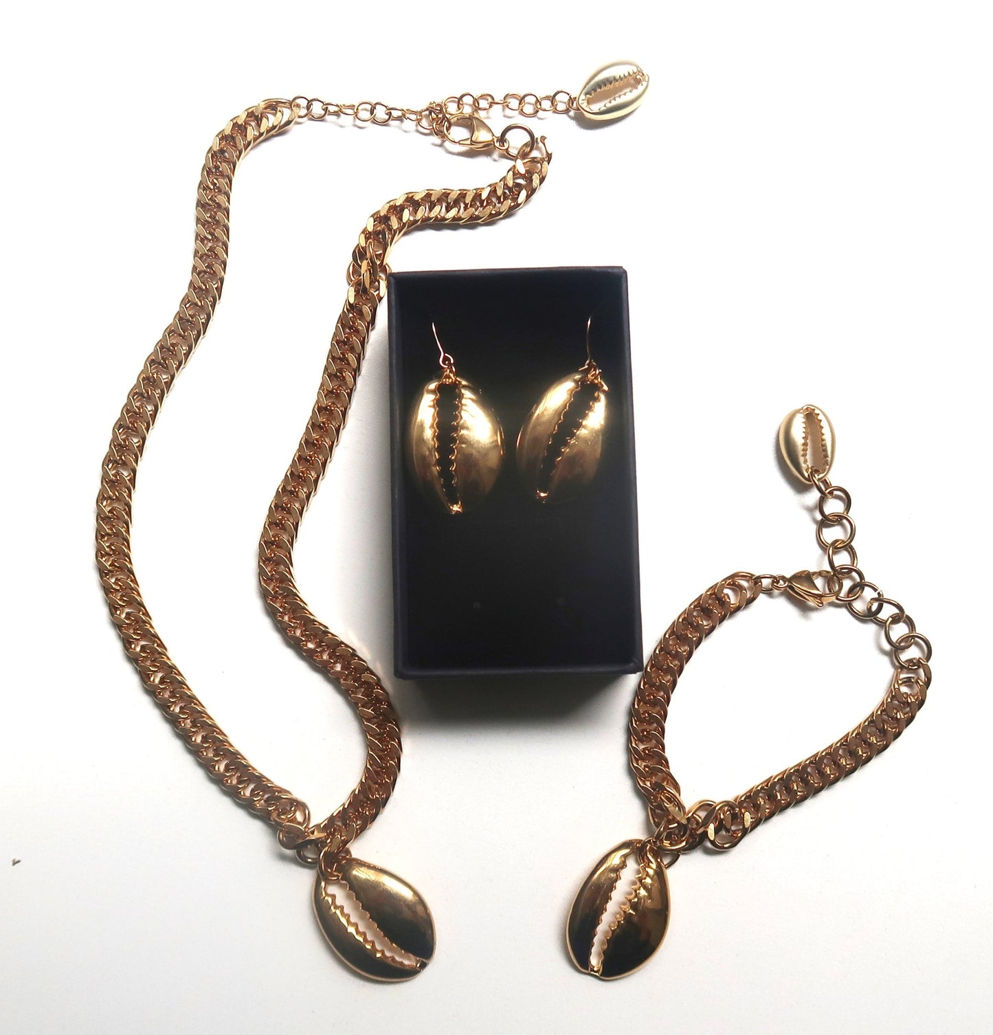 Bracelet Cauri en Acier Inoxydable - 2 variantes en bracelet cauri artisanal africain - KaolackCreations