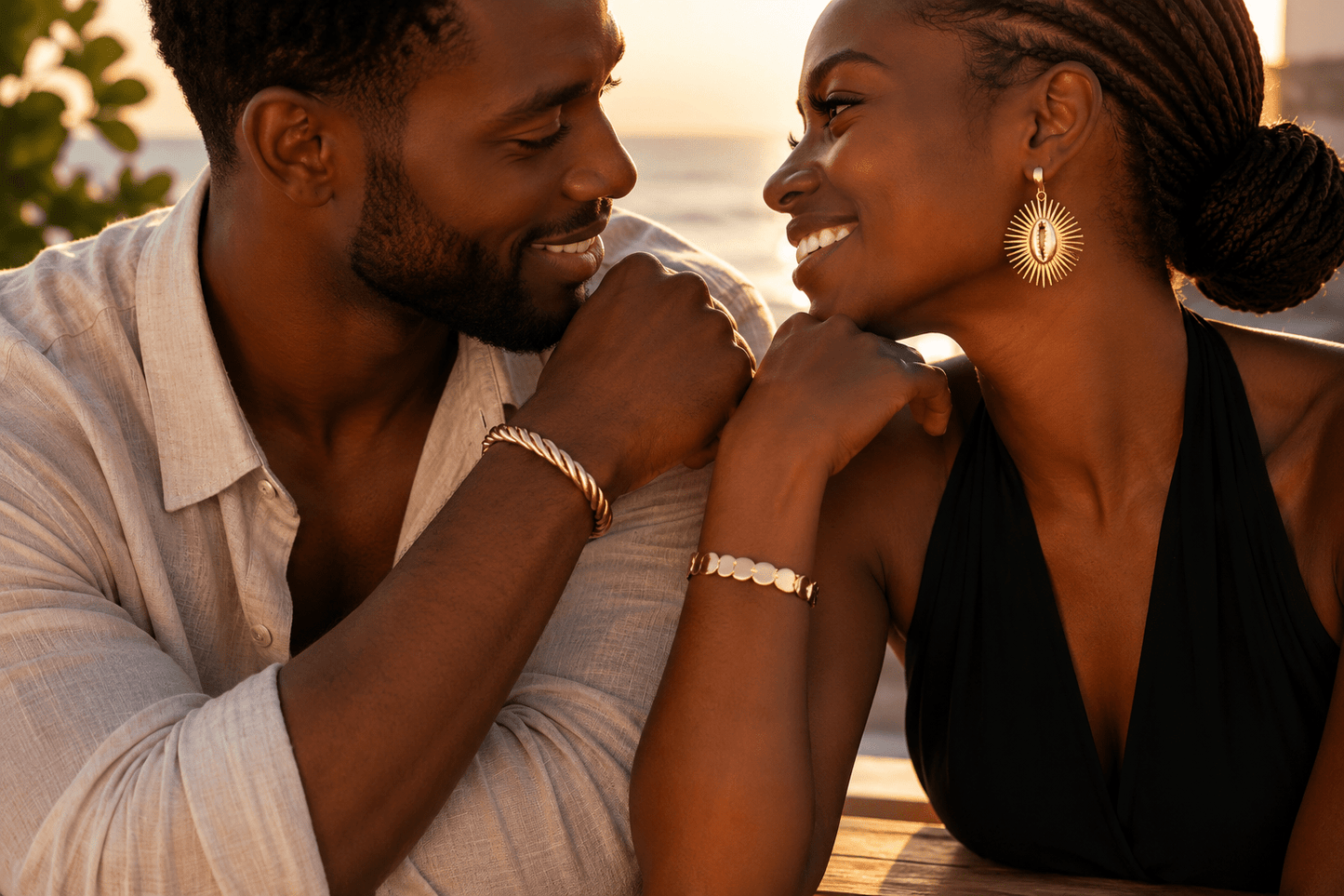 Couple portant les bracelets Perem en cuivre poli au poignet, lumière de fin de journée